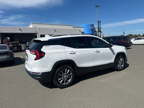 Used 2023 GMC Terrain SLT image 3