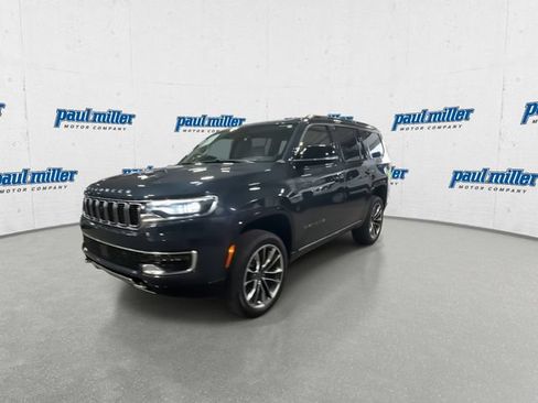 Used 2023 Jeep Wagoneer Series III w/ Premium Group I AWD/4WD image 5