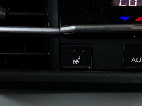 Used 2025 Toyota Sienna XLE FWD image 35