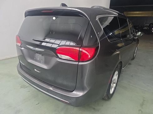Used 2020 Chrysler Pacifica Touring-L w/ Tire & Wheel Group FWD image 4