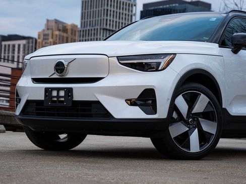 Certified 2024 Volvo XC40 Recharge Plus image 2