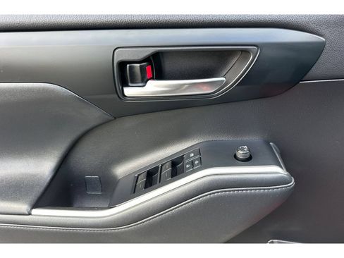 Used 2022 Toyota Highlander XLE FWD image 11
