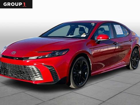 Certified 2025 Toyota Camry SE image 1