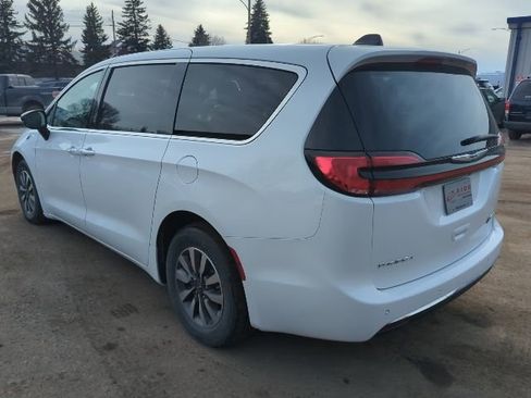 Used 2024 Chrysler Pacifica Select image 11