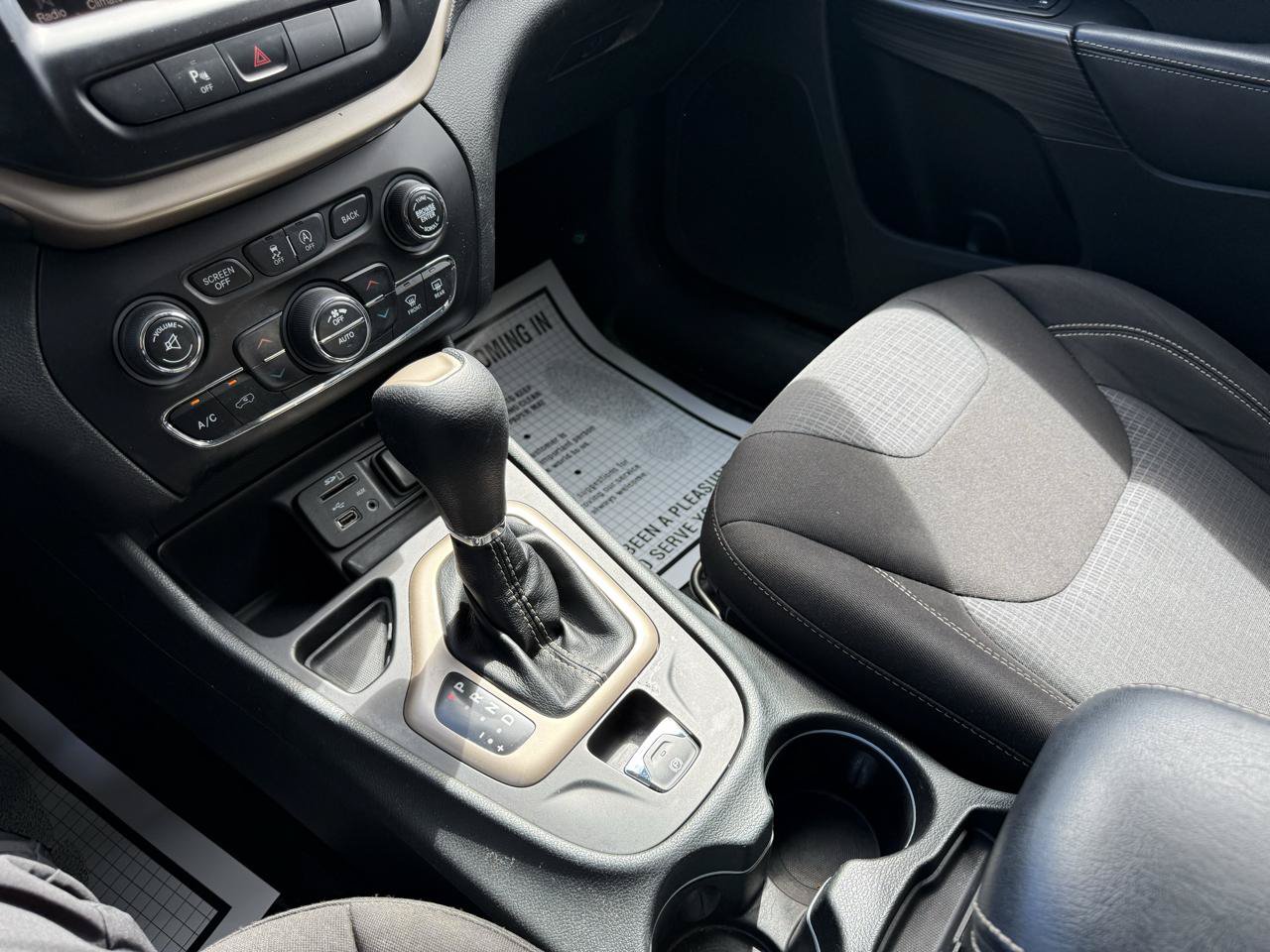 Used 2015 Jeep Cherokee Latitude w/ Comfort/Convenience Group FWD image 13