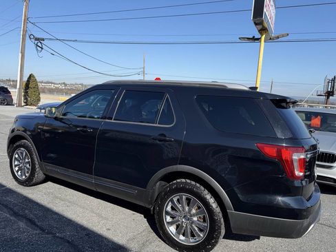 Used 2017 Ford Explorer XLT image 7