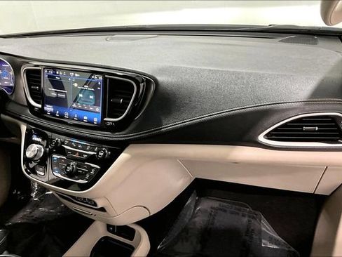 Used 2023 Chrysler Pacifica Touring-L AWD/4WD image 34