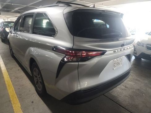 Used 2022 Toyota Sienna LE FWD image 3