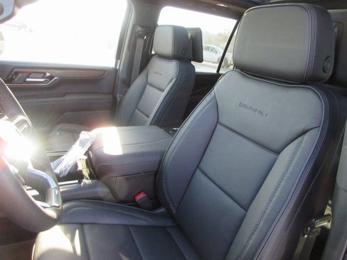 New 2026 GMC Yukon XL Denali w/ Denali Reserve Package image 13