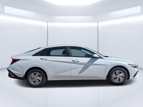 New 2026 Hyundai Elantra SE FWD image 2