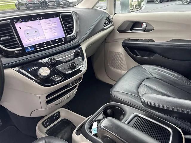 Used 2021 Chrysler Pacifica Touring-L FWD image 11