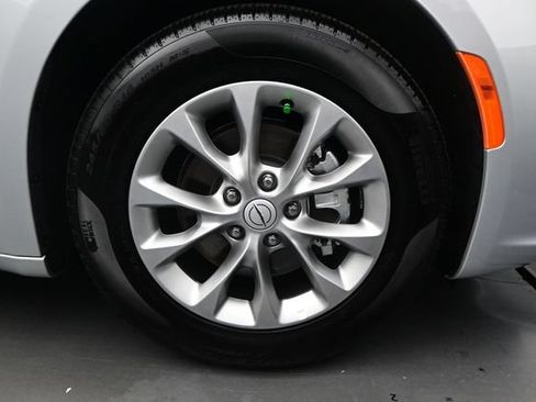 Used 2026 Chrysler Pacifica Limited FWD image 18