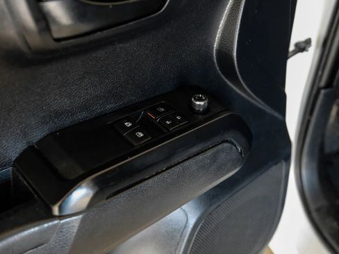 Used 2018 Toyota Tacoma SR image 30