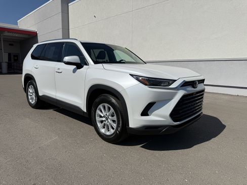 Certified 2024 Toyota Grand Highlander AWD image 2