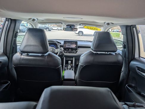 Used 2022 Toyota Corolla Cross XLE w/ Convenience Package image 14