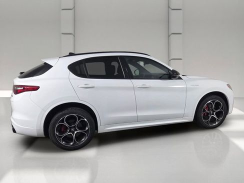 Used 2023 Alfa Romeo Stelvio Veloce AWD/4WD image 5