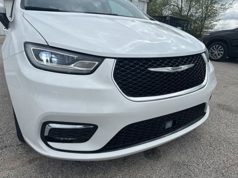 Used 2023 Chrysler Pacifica Touring-L FWD image 11