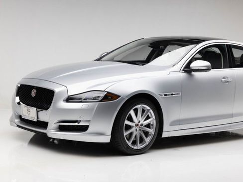 Used 2016 Jaguar XJ R-Sport image 33