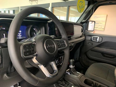 Used 2025 Jeep Wrangler Unlimited Sahara AWD/4WD image 11