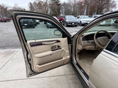 Used 2006 Lincoln Town Car Signature image 18