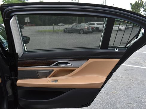Used 2019 BMW 750i w/ Executive Package RWD image 38