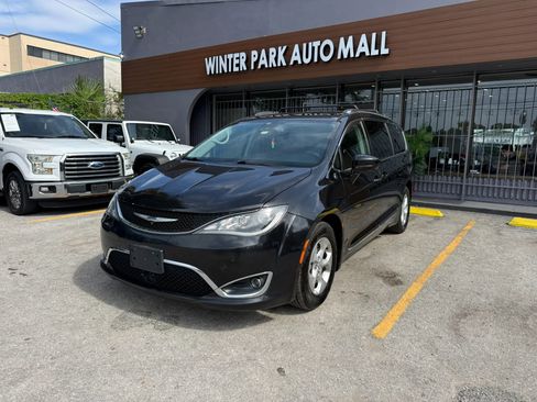 Used 2017 Chrysler Pacifica Touring-L Plus w/ Advanced Safetytec Group FWD image 1