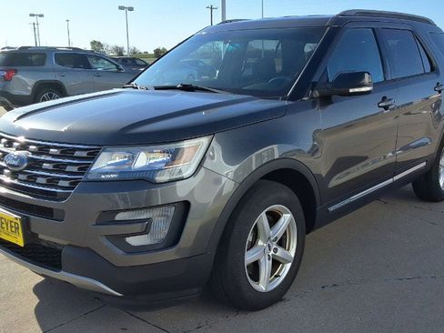 Used 2017 Ford Explorer XLT AWD/4WD image 4