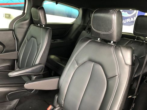 Used 2023 Chrysler Pacifica Touring-L w/ S Appearance Package FWD image 12