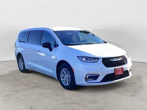 New 2026 Chrysler Pacifica Select image 8