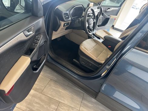 Used 2020 Ford Escape SE image 19