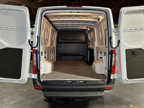 Used 2025 Mercedes-Benz Sprinter 2500 image 15