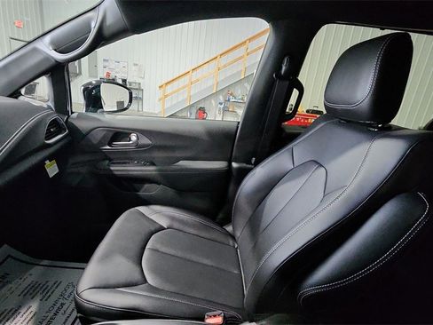 New 2026 Chrysler Pacifica Select image 11