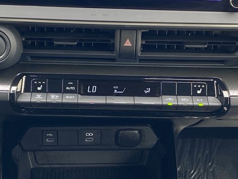 Used 2025 Toyota Prius FWD image 14