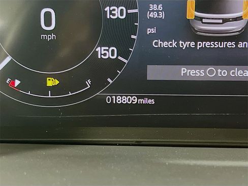 Certified 2024 Land Rover Discovery Dynamic SE image 12