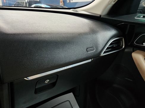 Used 2017 Jaguar F-PACE Premium image 42