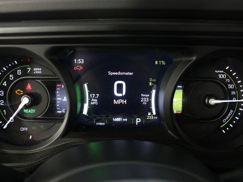Used 2025 Jeep Wrangler Unlimited Sahara AWD/4WD image 11