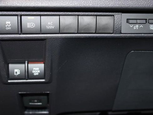 Certified 2025 Toyota Sienna XLE Woodland Edition image 17