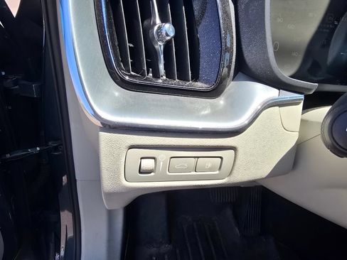 Used 2019 Volvo XC60 T8 Momentum w/ Advanced Package AWD/4WD image 23