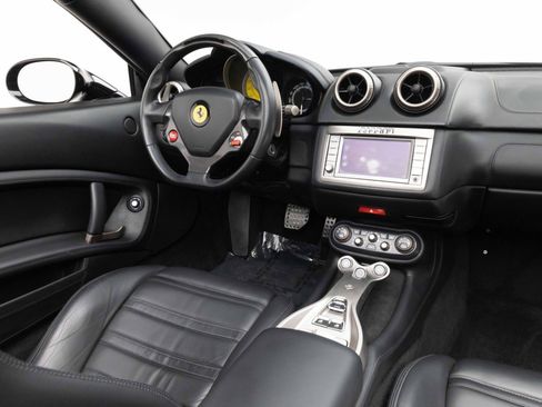 Used 2010 Ferrari California RWD image 18