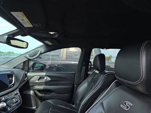Used 2019 Chrysler Pacifica Limited w/ S Appearance Package FWD image 2