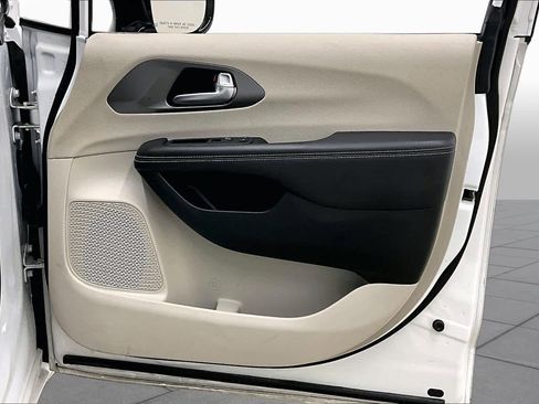 Used 2024 Chrysler Pacifica Touring-L FWD image 26