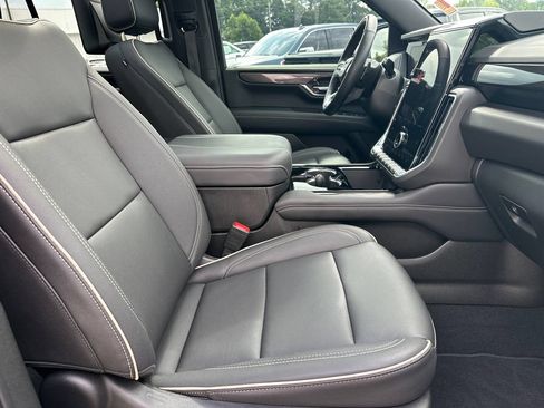 Used 2025 GMC Yukon Elevation w/ Elevation Premium Package RWD image 14