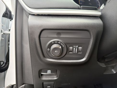 Used 2023 Jeep Grand Cherokee Limited AWD/4WD image 16