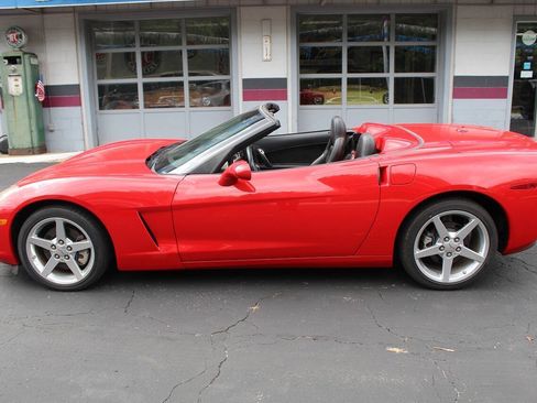 Used 2005 Chevrolet Corvette Convertible w/ Preferred Equipment Group RWD image 3