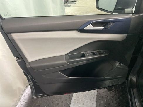 Certified 2022 Volkswagen Taos SE image 10