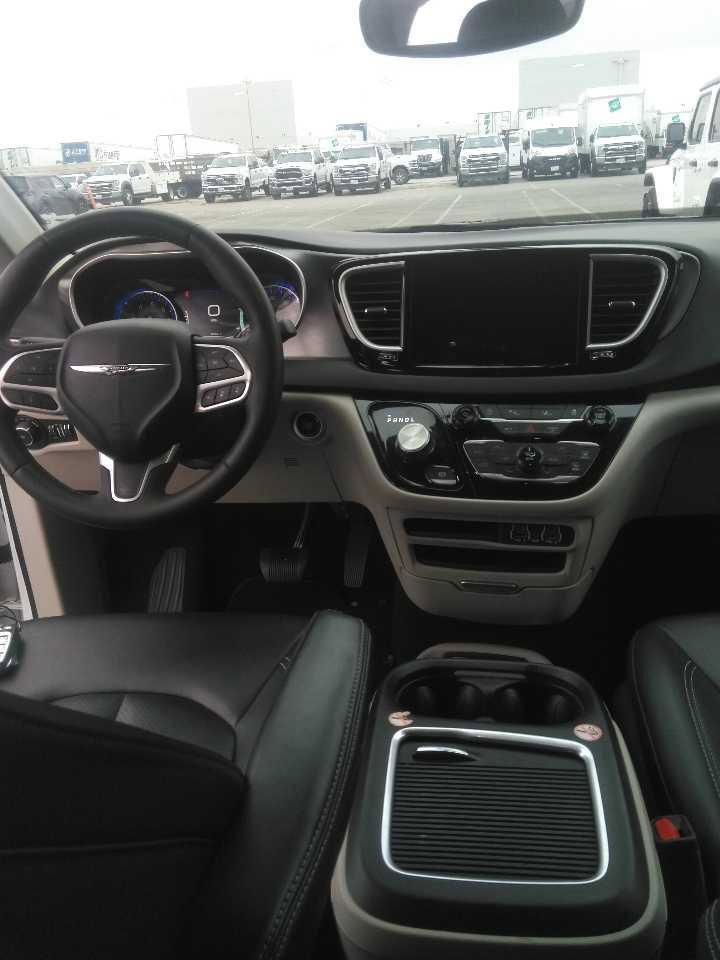 Used 2024 Chrysler Pacifica Touring-L FWD image 10