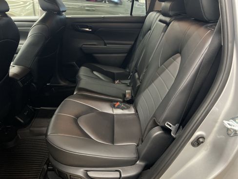 Used 2025 Toyota Highlander XLE AWD/4WD image 21