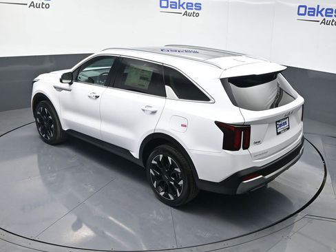 Certified 2025 Kia Sorento EX w/ Panoramic Sunroof Package image 40