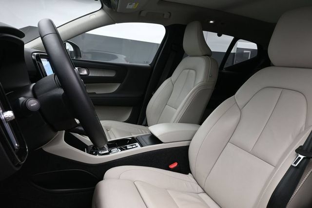 Used 2023 Volvo XC40 B5 Plus w/ Protection Package Premier AWD/4WD image 10