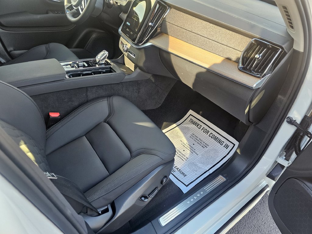Certified 2025 Volvo XC90 B5 Plus AWD/4WD image 36